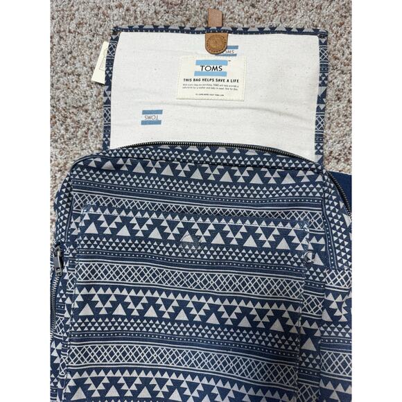 NEW! TOMS Trekker Tribal Geo Canvas Backpack in Navy Blue, Lots of pockets! - Picture 4 of 9